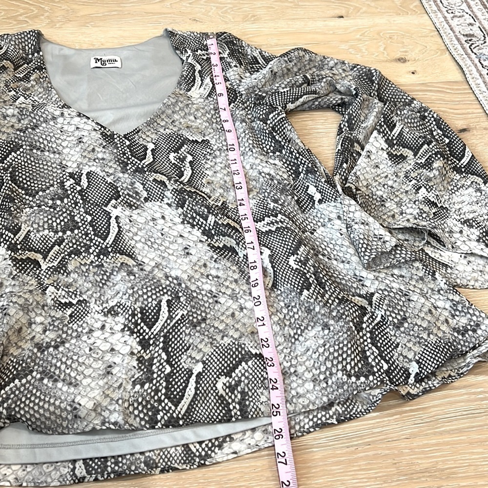Show Me Your MuMu Long Sleeve Reptile Snake Print Blouse Bell Sleeve Deep V Neck - Picture 10 of 12